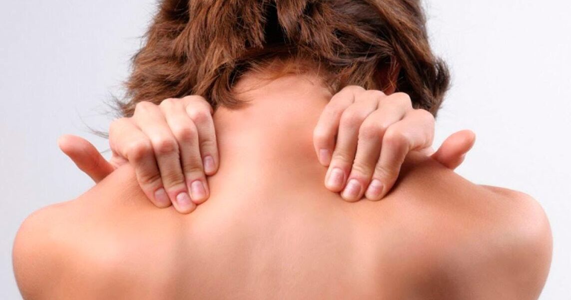 Osteokondrozlu boyuna iki elle ve aynı anda omuzlarla masaj yapılmalıdır. 