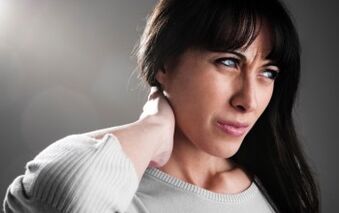 Bir kadın servikal osteokondroz semptomlarından endişe duyuyor. 
